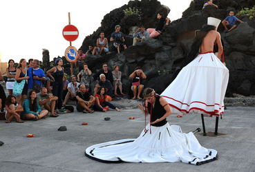 TRAMPOLIERI A LINOSA in Sicilia tutti i momenti dello spettacolo. Fotografie di Giulio Azzarello &copy;2014.