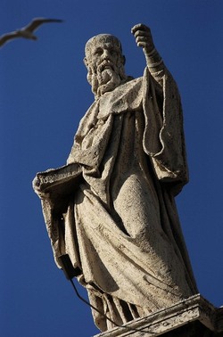 LE SCULTURE DI SAN PIETRO sopra il colonnato a Roma. Fotografie di Giulio Azzarello &copy;2014.