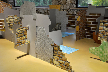 ANNE CLEMENCE de GROLEE e una sua installazione. Fotografie di Giulio Azzarello &copy;2014.