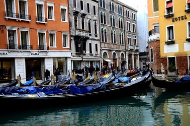 VENEZIA fotografie di Giulio Azzarello &copy;2022.