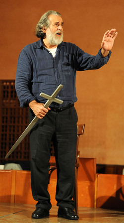 CARLO MAGNO spettacolo epico di e con Mimmo Cuticchio. Fotografie di Giulio Azzarello &copy;2014.