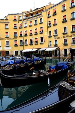VENEZIA fotografie di Giulio Azzarello &copy;2022.