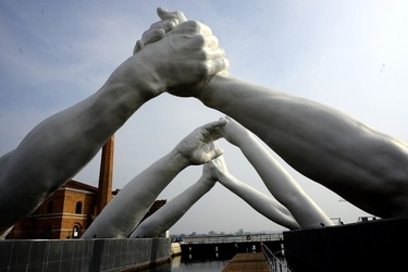LE MANI DI LORENZO QUENN Biennale di Venezia. Fotografie di Giulio Azzarello &copy;2020.