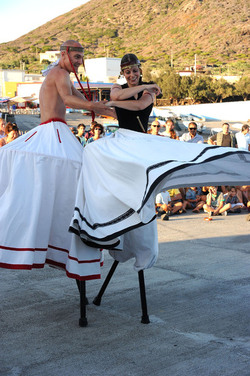 TRAMPOLIERI A LINOSA in Sicilia tutti i momenti dello spettacolo. Fotografie di Giulio Azzarello &copy;2014.