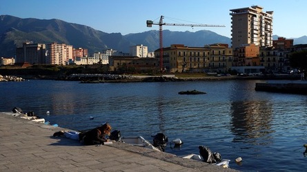 BARCHE. Fotografie di Giulio Azzarello ©2022. BARCHE. Fotografie di Giulio Azzarello ©2022.