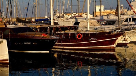 BARCHE. Fotografie di Giulio Azzarello ©2022. BARCHE. Fotografie di Giulio Azzarello ©2022.