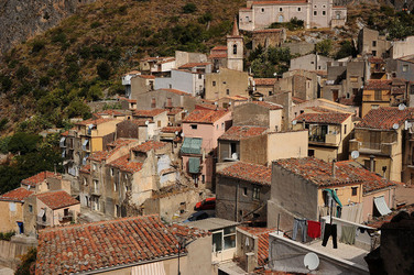 ISNELLO in Sicilia comune e paese del territorio delle madonie. Fotografie di Giulio Azzarello &copy;2014.