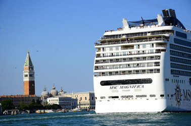 LUNGOMARE di VENEZIA. Fotografie di Giulio Azzarello &copy;2016.