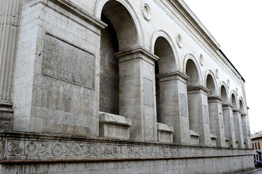 TEMPIO MALATESTIANO e SPIAGGIA di Rimini. Fotografie di Giulio Azzarello &copy;2016.