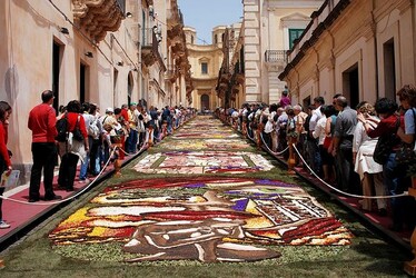 INFIORATA DI NOTO barocca in Sicilia. Fotografie di Giulio Azzarello ©2014. INFIORATA DI NOTO barocca in Sicilia. Fotografie di Giulio Azzarello ©2014.