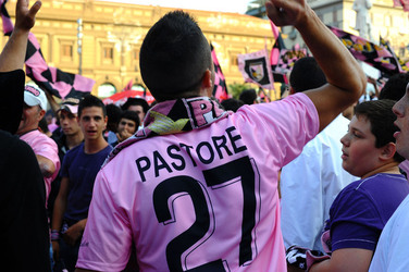 I TIFOSI DEL PALERMO CALCIO in piazza per festeggiare. Fotografie di Giulio Azzarello ©2014. I TIFOSI DEL PALERMO CALCIO in piazza per festeggiare. Fotografie di Giulio Azzarello ©2014.