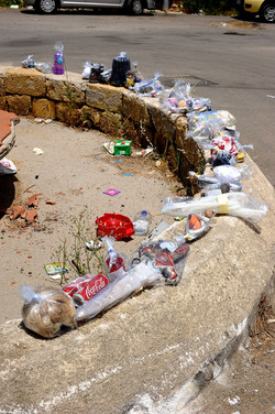 DISCARICA abusiva nei pressi del comune e paese di Monreale in Sicilia. Fotografie di Giulio Azzarello &copy;2014.