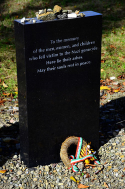 AUSCHHWITZ BIRKENAU le lapidi della memoria. Fotografie di Giulio Azzarello &copy;2016.