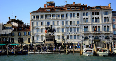 LUNGOMARE di VENEZIA. Fotografie di Giulio Azzarello &copy;2016.
