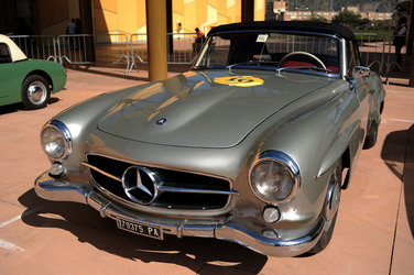 AUTO CLASSICHE ovvero la loro modernit&agrave; in mostra con tanti modelli del passato. Fotografie di Giulio Azzarello &copy;2014.