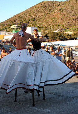 TRAMPOLIERI A LINOSA in Sicilia tutti i momenti dello spettacolo. Fotografie di Giulio Azzarello &copy;2014.