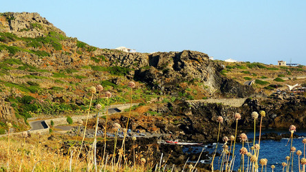 ISOLA DI USTICA la costa. Fotografie di Giulio Azzarello &copy;2016.