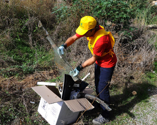 LA BONIFICA delle coste a Palermo una azione simbolica di Lega Ambiente Sicilia. Fotografie di Giulio Azzarello &copy;2014.
