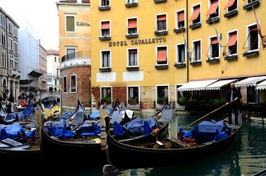VENEZIA fotografie di Giulio Azzarello &copy;2022.