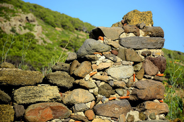 ISOLA DI USTICA pietre. Fotografie di Giulio Azzarello &copy;2016.