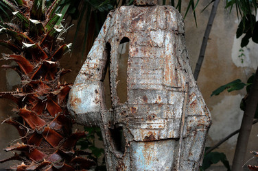 ANGELO DENARO pittore artista siciliano con la sua scultura di ferro. Fotografie di Giulio Azzarello &copy;2014.