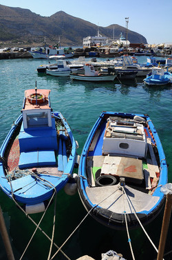 Il PORTO DI FAVIGNANA in Sicilia visioni panoramiche o particolari. Fotografie di Giulio Azzarello &copy;2014.
