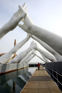 LE MANI DI LORENZO QUENN Biennale di Venezia. Fotografie di Giulio Azzarello &copy;2020.