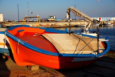 BARCHE. Fotografie di Giulio Azzarello ©2022. BARCHE. Fotografie di Giulio Azzarello ©2022.