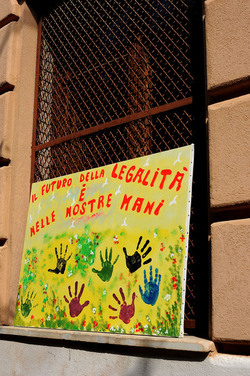 IL MURO DELL ANTIMAFIA e della legalit&agrave; a Partinico in Sicilia. Fotografie di Giulio Azzarello &copy;2014.