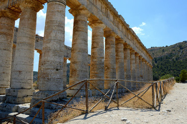 SEGESTA il sito archeologico il teatro greco e l acropoli. Panorami e particolari. Fotografie di Giulio Azzarello &copy;2014.