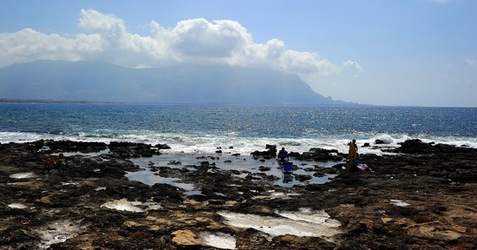 PAESAGGIO SICILIANO di MARE. Fotografia di Giulio Azzarello &copy;2018.