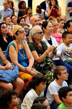 BRUNO LEONE Pulcinella. Fotografie di Giulio Azzarello ©2020. BRUNO LEONE Pulcinella. Fotografie di Giulio Azzarello ©2020.