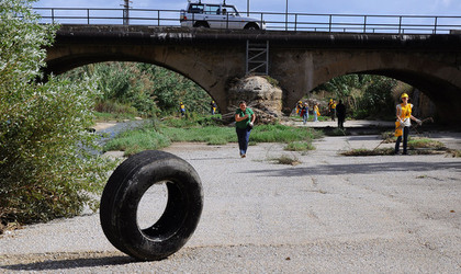 LA BONIFICA delle coste a Palermo una azione simbolica di Lega Ambiente Sicilia. Fotografie di Giulio Azzarello &copy;2014.