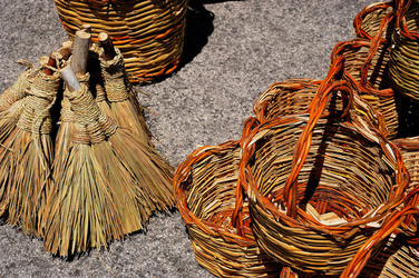 CESTO tipico tradizionale siciliano impagliato. Fotografie di Giulio Azzarello &copy;2014.