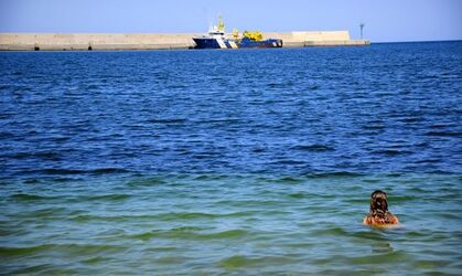 LA RAGAZZA e il mare fotografie di Giulio Azzarello &copy;2019.