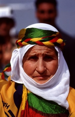 NEWROZ marzo 2001. Curdistan turco. Fotografie di Giulio Azzarello ©2001 2022. NEWROZ marzo 2001. Curdistan turco. Fotografie di Giulio Azzarello ©2001 2022.