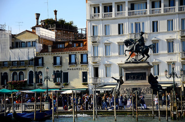 LUNGOMARE di VENEZIA. Fotografie di Giulio Azzarello &copy;2016.