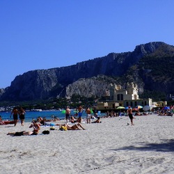 MONDELLO. Fotografie di Giulio Azzarello ©2022.