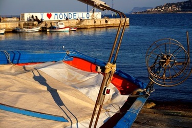 BARCHE. Fotografie di Giulio Azzarello ©2022. BARCHE. Fotografie di Giulio Azzarello ©2022.