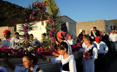 PROCESSIONE RELIGIOSA DEL MARE a Linosa. Fotografie di Giulio Azzarello ©2014. PROCESSIONE RELIGIOSA DEL MARE a Linosa. Fotografie di Giulio Azzarello ©2014.