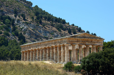 SEGESTA il sito archeologico il teatro greco e l acropoli. Panorami e particolari. Fotografie di Giulio Azzarello &copy;2014.