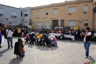 IL MURO DELL ANTIMAFIA e della legalit&agrave; a Partinico in Sicilia. Fotografie di Giulio Azzarello &copy;2014.