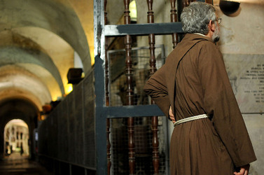 Le CATACOMBE di Palermo documentario film. Fotografie di scena e set di Giulio Azzarello &copy;2014.