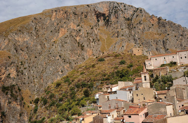 ISNELLO in Sicilia comune e paese del territorio delle madonie. Fotografie di Giulio Azzarello &copy;2014.
