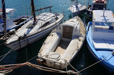Il PORTO DI FAVIGNANA in Sicilia visioni panoramiche o particolari. Fotografie di Giulio Azzarello &copy;2014.