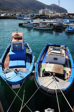 Il PORTO DI FAVIGNANA in Sicilia visioni panoramiche o particolari. Fotografie di Giulio Azzarello &copy;2014.