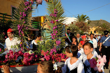 PROCESSIONE RELIGIOSA DEL MARE a Linosa. Fotografie di Giulio Azzarello ©2014. PROCESSIONE RELIGIOSA DEL MARE a Linosa. Fotografie di Giulio Azzarello ©2014.