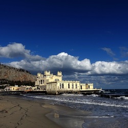 MONDELLO. Fotografie di Giulio Azzarello &copy;2024.