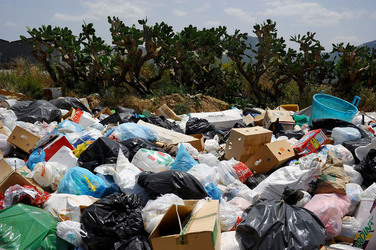 DISCARICA abusiva nei pressi del comune e paese di Monreale in Sicilia. Fotografie di Giulio Azzarello &copy;2014.