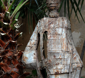 ANGELO DENARO pittore artista siciliano con la sua scultura di ferro. Fotografie di Giulio Azzarello &copy;2014.